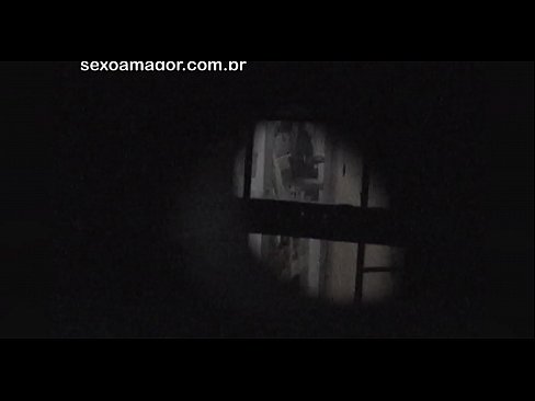 ❤️ يتم تصوير بلوندي سرا بالفيديو من قبل متلصص في الحي مختبئًا خلف الطوب المجوف ؛ الجنس